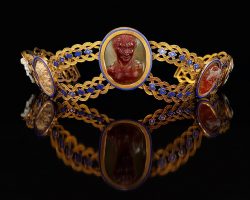 Աճուրդի կհանվեն Նապոլեոնի կնոջ տիարաները