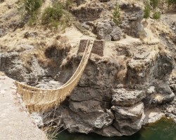 Կամուրջը  կապում  է  անդունդի  երկու  եզրեր