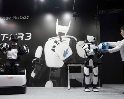 Toyota-ն ցուցադրել է կատարելագործված մարդանման ռոբոտի փորձարկումը