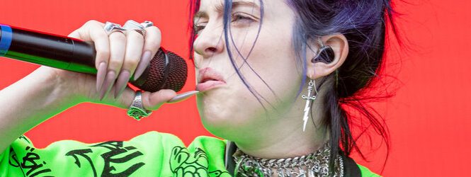 Բիլի Այլիշը ելույթի ընթացքում ընկել է բեմի վրա