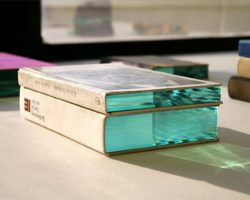 Ճապոնացի նկարիչը ստեղծում է եզակի արվեստի գործեր՝ կիրառելով ապակու շերտեր։