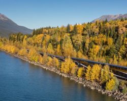 Կանադայում ապակեպատ գնացքն ուղևորներին տեղափոխում է երկրի գեղատեսիլ անկյուններով