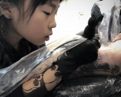 10-ամյա ճապոնուհին դաջվածքների գեղեցիկ էսքիզներ է մտածում և ինքնուրույն դաջում